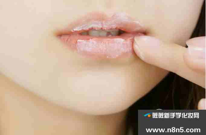 秋季如何预防嘴唇干裂脱皮？
