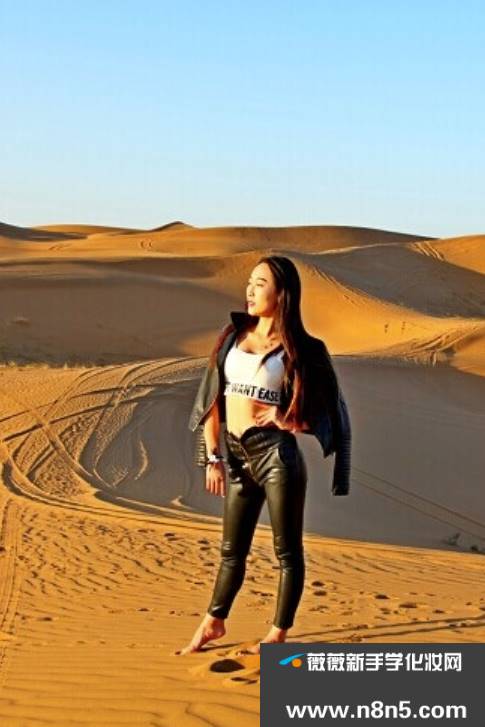 女孩去沙漠玩，穿什么拍照比较好看